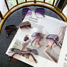 Cargar imagen en el visor de la galería, Gafas de sol mujer sin montura cristal corte borde lente poligonal protección UV gafas de sol
